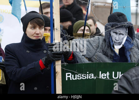 Kiev, Ucraina. Xxi gen, 2017. Pilota ucraino, membro del parlamento ucraino NADIA SAVCHENKO assiste ad una manifestazione chiamata ''Stop di Putin Guerra in Ucraina'' in Piazza Indipendenza a Kiev in Ucraina, il 21 gennaio 2017. Gli attivisti della domanda ucraino di rilascio di prigionieri di guerra e un appello alla comunità internazionale per aumentare la pressione per la Russia, per ristabilire l integrità territoriale dell'Ucraina, i media locali hanno riferito. Credito: Serg Glovny/ZUMA filo/Alamy Live News Foto Stock