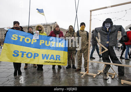 Kiev, Ucraina. Xxi gen, 2017. Gli attivisti ucraini frequentare protesta chiamato ''Stop di Putin Guerra in Ucraina'' in Piazza Indipendenza a Kiev in Ucraina, il 21 gennaio 2017. Gli attivisti della domanda ucraino di rilascio di prigionieri di guerra e un appello alla comunità internazionale per aumentare la pressione per la Russia, per ristabilire l integrità territoriale dell'Ucraina, i media locali hanno riferito. Credito: Serg Glovny/ZUMA filo/Alamy Live News Foto Stock