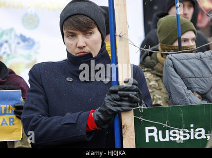 Kiev, Ucraina. Xxi gen, 2017. Pilota ucraino, membro del parlamento ucraino NADIA SAVCHENKO assiste ad una manifestazione chiamata ''Stop di Putin Guerra in Ucraina'' in Piazza Indipendenza a Kiev in Ucraina, il 21 gennaio 2017. Gli attivisti della domanda ucraino di rilascio di prigionieri di guerra e un appello alla comunità internazionale per aumentare la pressione per la Russia, per ristabilire l integrità territoriale dell'Ucraina, i media locali hanno riferito. Credito: Serg Glovny/ZUMA filo/Alamy Live News Foto Stock