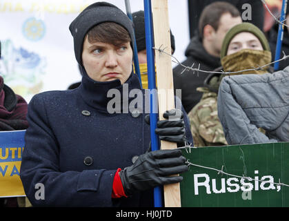 Kiev, Ucraina. Xxi gen, 2017. Pilota ucraino, membro del parlamento ucraino NADIA SAVCHENKO assiste ad una manifestazione chiamata ''Stop di Putin Guerra in Ucraina'' in Piazza Indipendenza a Kiev in Ucraina, il 21 gennaio 2017. Gli attivisti della domanda ucraino di rilascio di prigionieri di guerra e un appello alla comunità internazionale per aumentare la pressione per la Russia, per ristabilire l integrità territoriale dell'Ucraina, i media locali hanno riferito. Credito: Serg Glovny/ZUMA filo/Alamy Live News Foto Stock