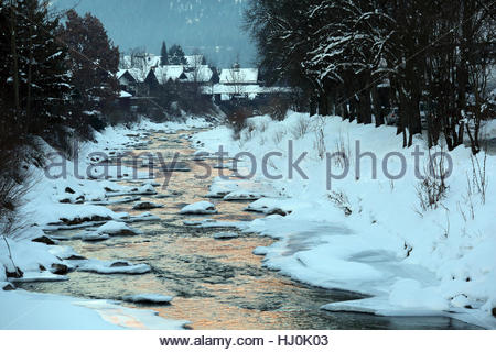 Garmisch-Partenkirchen, Baviera, Germania. Il 21 gennaio, 2017. Un'inquadratura del tramonto in città Garmisch-Partenkirchen come Baviera gode di un incantesimo di ottime condizioni meteo. Le condizioni meteorologiche per i vacanzieri nella regione alpina della Baviera sono ideali in questo momento come il membro beneficia di un cielo terso e una grande quantità di sole. Credito: reallifephotos/Alamy Live News Foto Stock