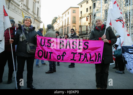 Vicenza, Italia, Gennaio 21st, 2017. Alcune centinaia di persone si incontrano al centro, per dimostrare contro gli Stati Uniti Le basi militari in Italia e contro alcune grandi opere quali essi ritengono inutili. La dimostrazione in organizzate dai movimenti No Dal Molin, No TAV, No MOSE No Grandi Navi, No MUOS, nessun TTIP. Un nuovo anti-guerra banner si apre la dimostrazione con le parole : Stop Global War, Trump vai a casa. Credito: Ferdinando Piezzi/Alamy Live News Foto Stock