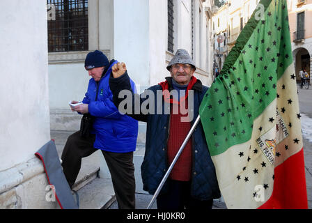 Vicenza, Italia, Gennaio 21st, 2017. Alcune centinaia di persone si incontrano al centro, per dimostrare contro gli Stati Uniti Le basi militari in Italia e contro alcune grandi opere quali essi ritengono inutili. La dimostrazione in organizzate dai movimenti No Dal Molin, No TAV, No MOSE No Grandi Navi, No MUOS, nessun TTIP. Un nuovo anti-guerra banner si apre la dimostrazione con le parole : Stop Global War, Trump vai a casa. Credito: Ferdinando Piezzi/Alamy Live News Foto Stock