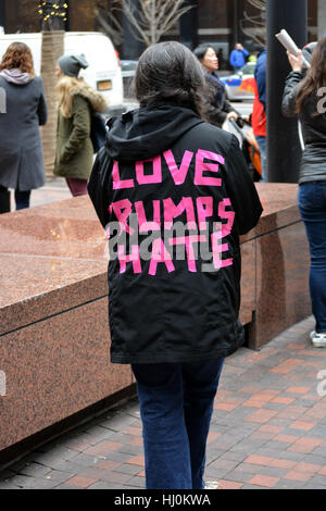 New York, Stati Uniti d'America. Il 20 gennaio, 2017. Le persone al Womens marzo nella città di New York. Credito: Christopher Penler/Alamy Live News Foto Stock