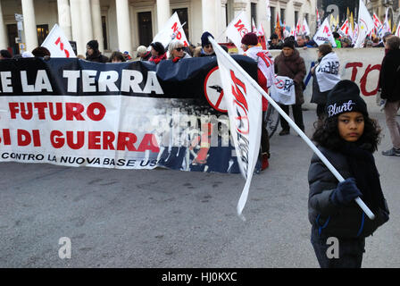 Vicenza, Italia, Gennaio 21st, 2017. Alcune centinaia di persone si incontrano al centro, per dimostrare contro gli Stati Uniti Le basi militari in Italia e contro alcune grandi opere quali essi ritengono inutili. La dimostrazione in organizzate dai movimenti No Dal Molin, No TAV, No MOSE No Grandi Navi, No MUOS, nessun TTIP. Un nuovo anti-guerra banner si apre la dimostrazione con le parole : Stop Global War, Trump vai a casa. Credito: Ferdinando Piezzi/Alamy Live News Foto Stock