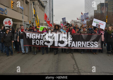 Toronto, Canada. Il 21 gennaio, 2017. Le donne di marzo in segno di protesta del nuovo presidente Donald Trump a Toronto in Canada. Credito: Gregorio Holmgren/Alamy Live News Foto Stock