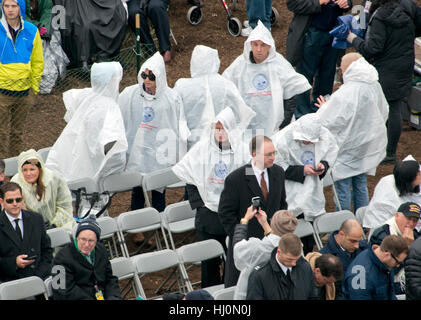 Persone che indossano ponchos proteggersi dalla pioggia prima di Trump essendo giurato-in come il quarantacinquesimo Presidente degli Stati Uniti al Campidoglio di Washington il Venerdì, 20 gennaio 2017. Credito: Ron Sachs / CNP/MediaPunch (restrizione: NO New York o New Jersey o giornali quotidiani nel raggio di 75 miglia da New York City) Foto Stock