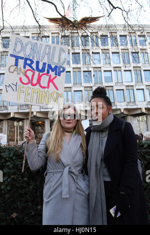 Londra, Regno Unito. Il 21 gennaio, 2017. I manifestanti nella parte anteriore dell'Ambasciata degli Stati Uniti presso l'anti Donalt Trump dimostrazione durante il primo giorno della sua presidenza in Londra, Regno Unito. © Rastislav Kolesar/Alamy Live News. Foto Stock