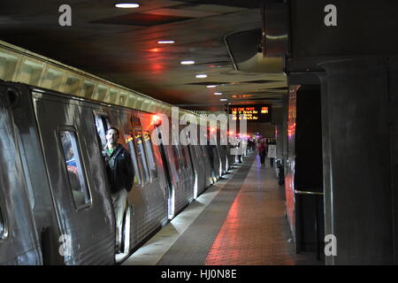 Washington, Stati Uniti d'America. Xxi Jan 2017. Metro pieno di passeggeri per le donne del marzo su Washington Credito: Carlos Romero Talamas/Alamy Live News Foto Stock