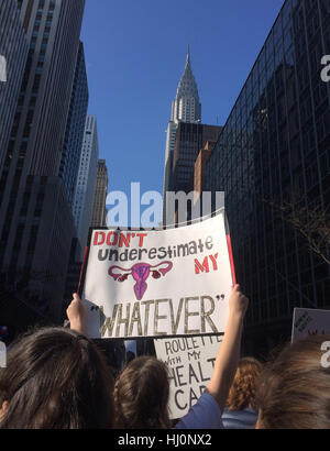 New York, Stati Uniti d'America. Il 21 gennaio, 2017. Le donne di marzo nella città di New York il giorno dopo il presidente Donald Trump's inaugurazione. Credito: Ellen McKnight/Alamy Live News Foto Stock