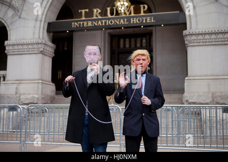 Washington, Stati Uniti d'America. 21st, Gennaio 2017. Le donne di marzo attira centinaia di migliaia di persone a Washington DC, appena un giorno dopo l'inaugurazione presidenziale celebrazioni di Donald Trump. Credito: B Christopher/Alamy Live News Foto Stock