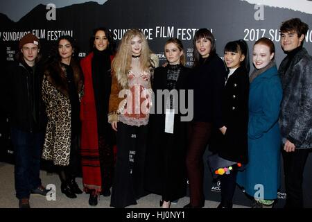 Utah, Stati Uniti d'America. 21st, Gennaio, 2017. Logan Miller, Medalion Rahimi, Jennifer Beals, Elena Kampouris, Zoey Deutch, Ry Russo-Young, Cynthy Wu, Liv Hewson, Kian Lawley presso gli arrivi per prima i caduta Premiere al Sundance Film Festival 2017, Eccles teatro in Utah, Stati Uniti d'America. Credito: James Atoa/Everett raccolta/Alamy Live News Foto Stock