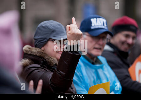 Washington, Stati Uniti. 21 gennaio 2017. La marcia delle donne attira migliaia di persone a Washington, DC, solo un giorno dopo le celebrazioni dell'inaugurazione presidenziale di Donald Trump. Crediti: B Christopher/Alamy Live News Foto Stock