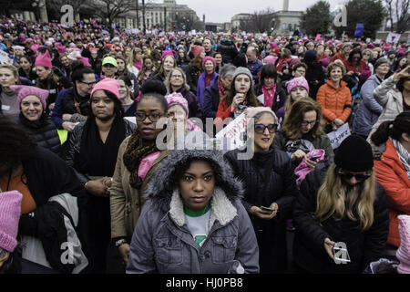 Washington, Stati Uniti d'America. Xxi gen, 2017. Le donne sono mostrati su indipendenza Ave durante la donna marzo a Washington. Credito: Brian ramo Prezzo/ZUMA filo/Alamy Live News Foto Stock