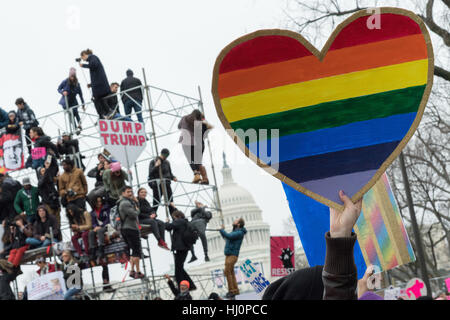 Washington, Stati Uniti d'America. Xxi gen, 2017.manifestanti ponteggi salire a sinistra oltre dall inaugurazione di fronte all'U.S. Capitol durante la donna marzo su Washington in segno di protesta al presidente Donald Trump in Washington, DC. Più di 500.000 persone stipate National Mall in una pacifica e il festival di rally in un rimprovero del nuovo presidente. Credito: Planetpix/Alamy Live News Foto Stock