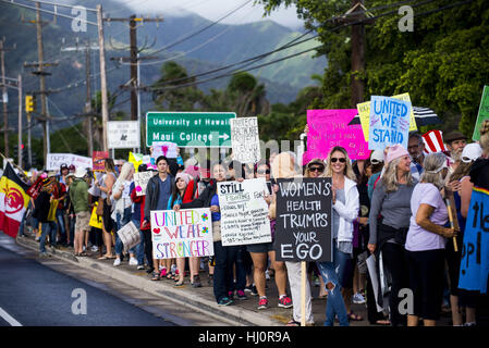 Kahului, Maui, Hawaii, Stati Uniti d'America. Xxi gen, 2017. Emily Ladd detiene il ''Donna salute trionfi il tuo Ego'' segno, Trump protesta, Kamemeha street, Kahului, Maui, 20 gennaio 2017, Modello di rilascio Credito disponibile: Ron Levy/ZUMA filo/Alamy Live News Foto Stock