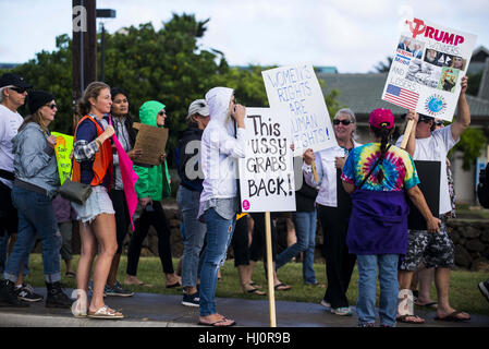 Kahului, Maui, Hawaii, Stati Uniti d'America. Xxi gen, 2017. Emily Ladd detiene il ''Donna salute trionfi il tuo Ego'' segno, Trump protesta, Kamemeha street, Kahului, Maui, 20 gennaio 2017, Modello di rilascio Credito disponibile: Ron Levy/ZUMA filo/Alamy Live News Foto Stock