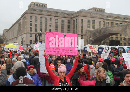 Washington, DC, Stati Uniti. Xxi gen, 2017. Le donne di marzo su Washington. Credito: Susan Pease/Alamy Live News Foto Stock