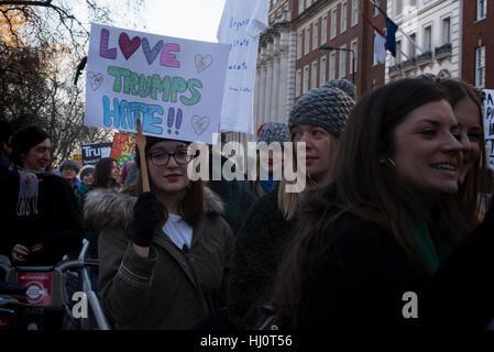 L amore trionfi odio - segno all'Womens marzo a Londra il 21 gennaio 2017 da un anonimo femal protestor. Foto Stock