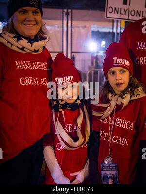 La famiglia mostra il sostegno al nuovo presidente eletto Donald Trump da parte della Casa Bianca. Trump diventa 45° presidente degli Stati Uniti il 20 gennaio 2017. Foto Stock