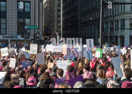 Chicago, Illinois, Stati Uniti d'America. Xxi gen, 2017. 150.000 persone, migliaia di più rispetto a quanto previsto e riuniti in Grant Park e nelle strade del centro cittadino di Chicago per protestare contro l elezione di Donald Trump al Presidente degli Stati Uniti. È stato un pacifico incontro, quasi un atmosfera di festa. Persone sollevate segni creativi per mostrare il loro malcontento di fronte alla nuova amministrazione. La parità di diritti delle donne, e convinzione nel riscaldamento globale sono stati alcuni dei temi visualizzati sul digital signage. Credito: ZUMA Press, Inc./Alamy Live News Foto Stock