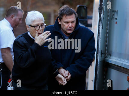 Robert Trigg arriva in custodia cautelare a Lewes Crown Court in Inghilterra per la versione di prova. Foto Stock