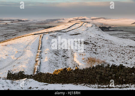 Il Vallo di Adriano sotto una leggera copertura di neve: guardando ad ovest su Caw Gap, verso Cawfield balze Foto Stock