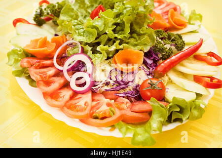 Insalata mista conosciuta come il 'Giardino' sulla grande lastra Foto Stock