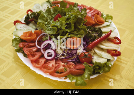 Insalata mista conosciuta come il 'Giardino' sulla grande lastra Foto Stock