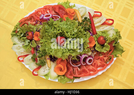 Insalata mista conosciuta come il 'Giardino' sulla grande lastra Foto Stock