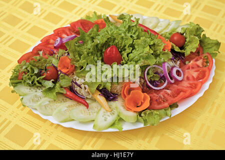 Insalata mista conosciuta come il 'Giardino' sulla grande lastra Foto Stock