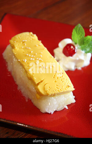 Thai dessert di riso appiccicoso con crema di uovo Foto Stock