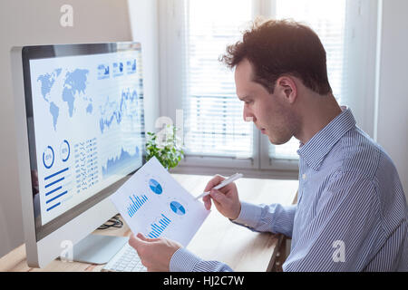 Investor analizzando le relazioni finanziarie e gli indicatori di prestazioni chiave (KPI) del mercato azionario sullo schermo del computer con la business intelligence (BI) Foto Stock