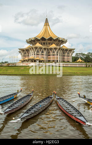Il nuovo Parlamento, Kuching, Sarawak, sotto il festival dell'acqua nel novembre 2016. Longboats giaceva sul fiume nella parte anteriore dell'edificio. Nuvole drammatico behi Foto Stock