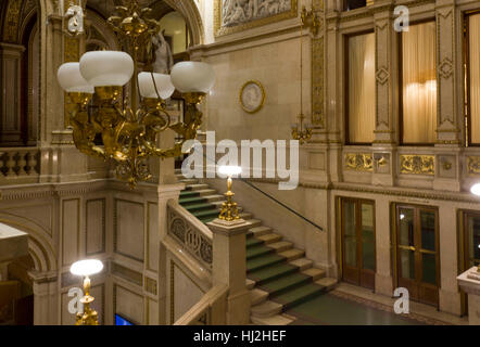 VIENNA, Austria - 2 gennaio 2016: Interno scalone di Vienna Opera House in Austria, nessuno attorno Foto Stock