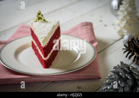 Torta rossa del velluto con crema bianca decorazione sul tavolo bianco per le vacanze celebrazione ,il fuoco selettivo. Foto Stock