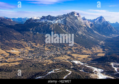 Vista panoramica delle montagne delle Dolomiti intorno famosa stazione sciistica di Cortina d Ampezzo Italia Foto Stock