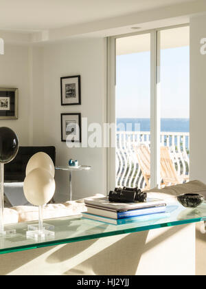Vetrina lussuoso condominio soggiorno e balcone, Fort Lauderdale, FL, Stati Uniti d'America Foto Stock