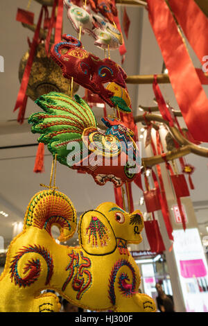 Il cinese "Anno del Gallo' Nuovo Anno decorazioni a Macy's Flagship Department Store di New York, Stati Uniti d'America Foto Stock