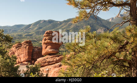 Steamboat Rock e Rock bilanciato (denominato formazioni rocciose) nel Giardino degli dèi, Colorado Springs, Colorado. Foto Stock