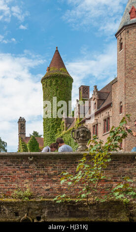 L'edera che ricopre le pareti e la torre del Museo Gruuthuse, Bruges, Belgio Foto Stock