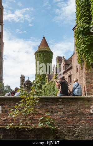 L'edera che ricopre le pareti e la torre del Museo Gruuthuse, Bruges, Belgio Foto Stock