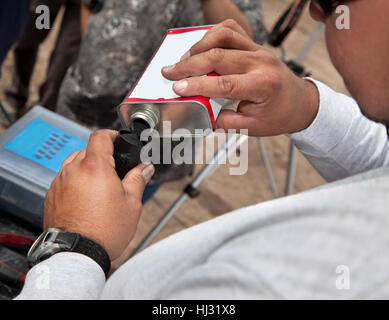 Adulto, apparecchiature elettriche, adulti, canister, esperto, pericoloso, ragazzo, singolo Foto Stock