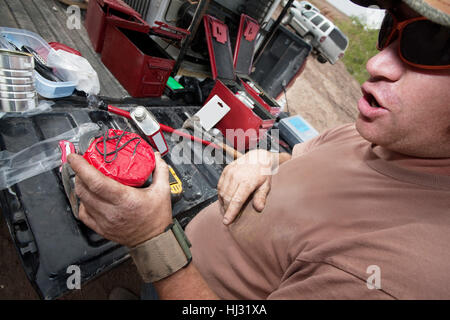 Vuoto, europeo, caucasica, adulto, bomba, tasse, adulti, borsa, pericoloso, guy Foto Stock