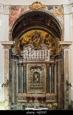 Roma. L'Italia. Chiesa di Santa Maria della Pace, l'altare maggiore progettato da Carlo Maderno (1614) al telaio la venerata icona di th Foto Stock