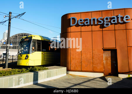 Spia sistema ferroviario Metrolink tram avvicinando Deansgate Station a Manchester in Inghilterra. Foto Stock