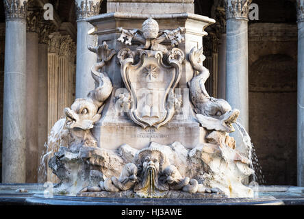 Dettaglio della fontana di fronte al Pantheon di Roma, Italia. Foto Stock