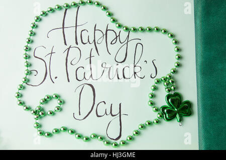 Happy St Patrick giorno calligraphy carta verde e accessori Foto Stock