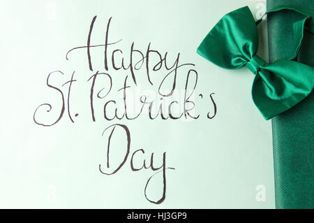 Happy St Patrick giorno calligraphy carta verde e accessori Foto Stock