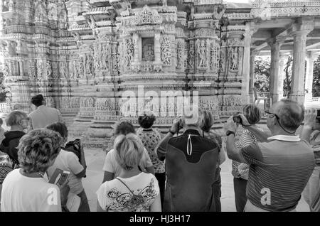 I turisti a Ranakpur Jain Temple Foto Stock